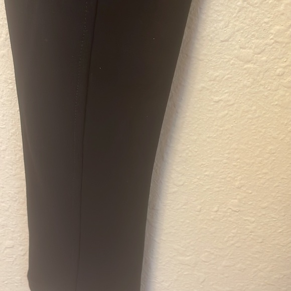 BCBGMaxazaria skinny pants, 32, with interesting, subtle detail. - Picture 5 of 8